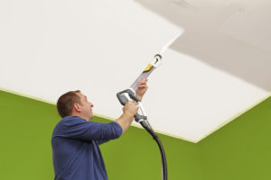 Покраска потолка водоэмульсионной краской краскопультом и видео инструкция