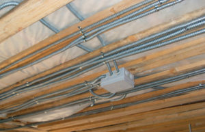 Безопасная проводка потолочной системы электроснабжения по деревянному потолку