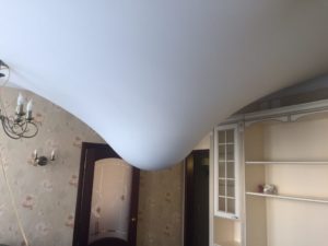 Ремонт, перетяжка и замена провисшего натяжного потолка в квартире