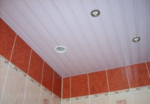 Монтаж реечного потолка в ванной комнате и стоимость панелей