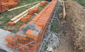Строительство кирпичных домов – особенности возведения с пошаговой инструкцией