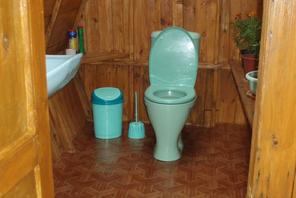 Уличный туалет с умывальником дизайн фото