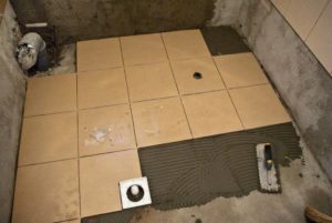 Укладка плитки на пол в ванной и туалете: нюансы и правила облицовки