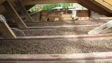 Плюсы и минусы утепления потолка керамзитом в частном деревянном доме