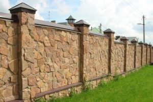Забор из камня – возводим ограду на века!