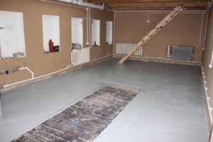Выбор напольного покрытия для гаража и заливка бетонной стяжки