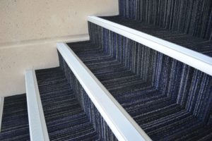 Использование накладок при укладке ковролина на лестницы