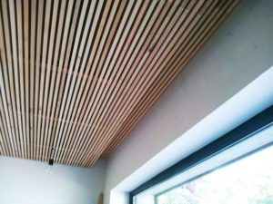 Реечный деревянный потолок своими руками с подсветкой и фото отделки