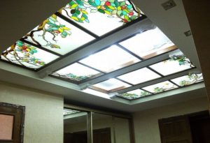 Монтаж, стоимость и фото витражного потолка с подсветкой
