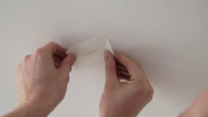 Как заделать дырку в натяжном потолке – устраняем оплошность своими руками