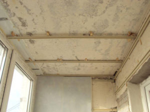 Как закрепить и обшить ПВХ панелями потолок на балконе