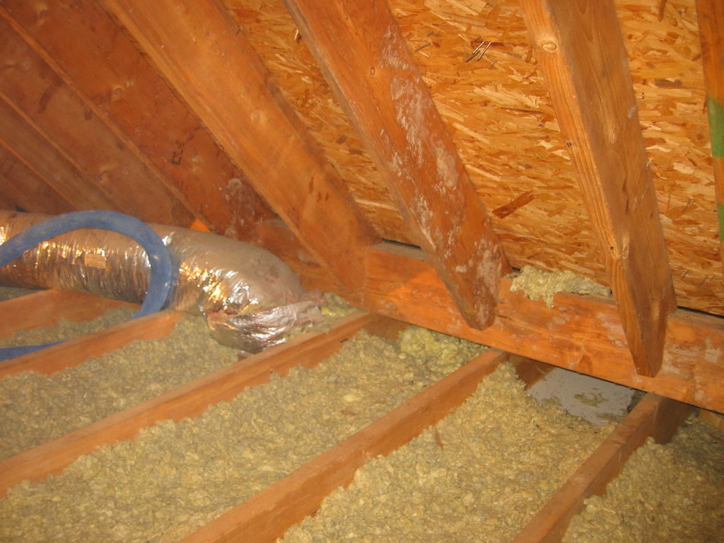 Утепление потолка в деревянном доме снаружи и изнутри – чем и как выполняется?
