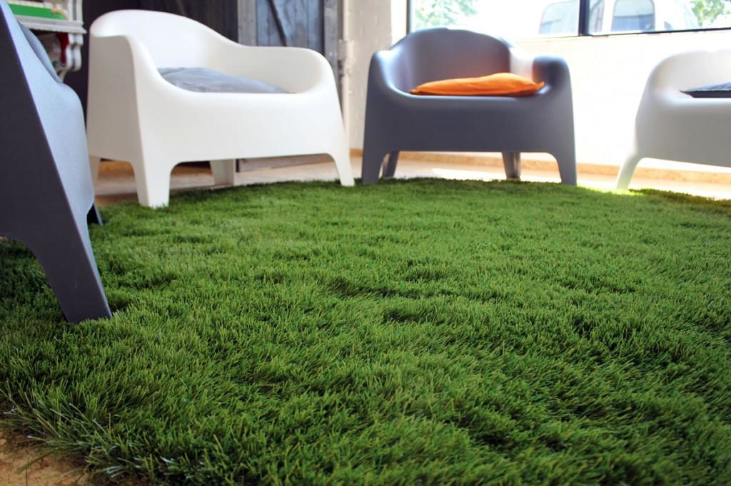 Искусственная трава из зеленого ковролина