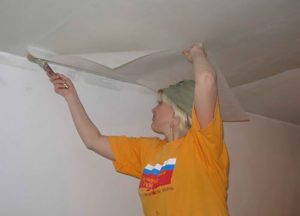 Поклейка паутинки под покраску для ремонта потолка и стоимость