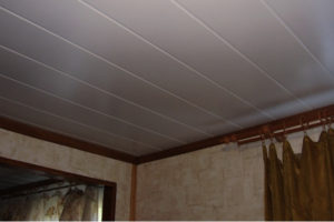 Потолок из панелей ПВХ – собираем сами в любой комнате