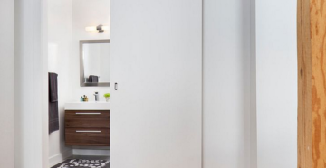 Двери в ванную – подбираем долговечную, практичную и стильную конструкцию