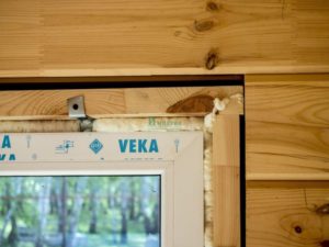 Установка пластиковых окон – особенности монтажа в деревянном доме