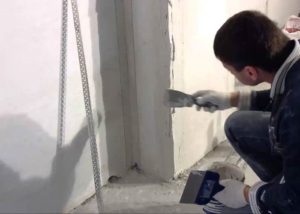 Как выровнять углы стен перфорированным углом и штукатуркой