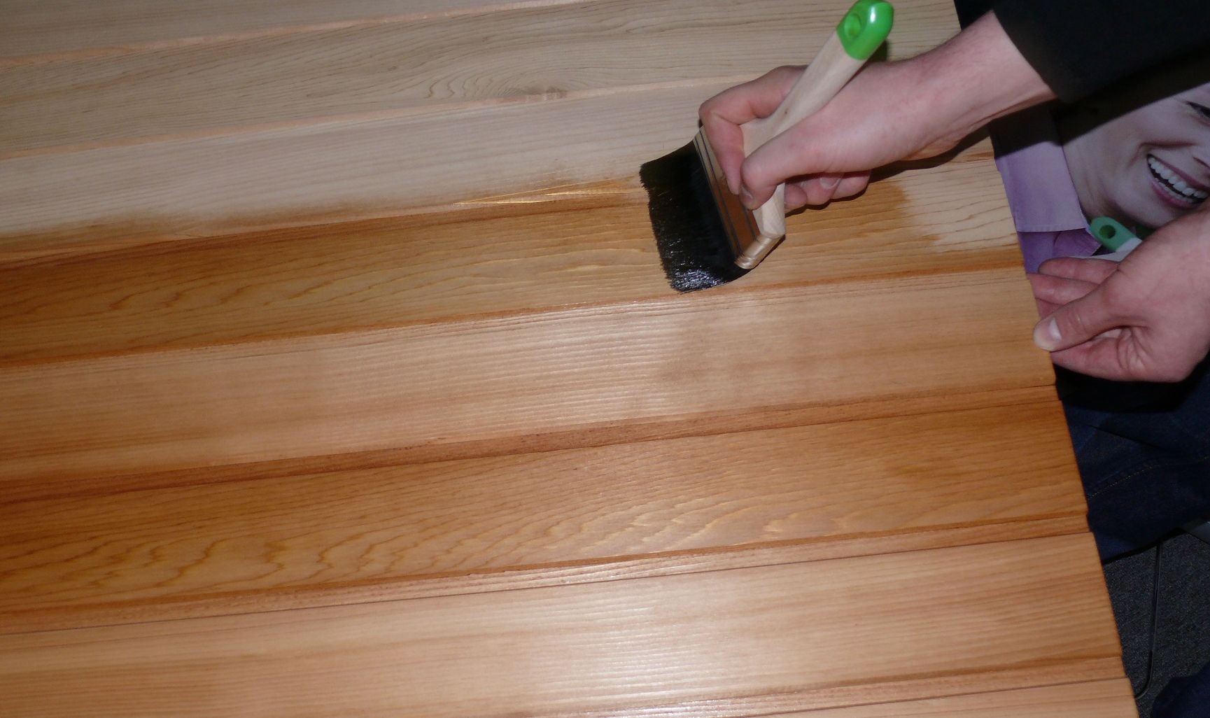 Воск как эффективный инструмент обработки материалов и поверхностей