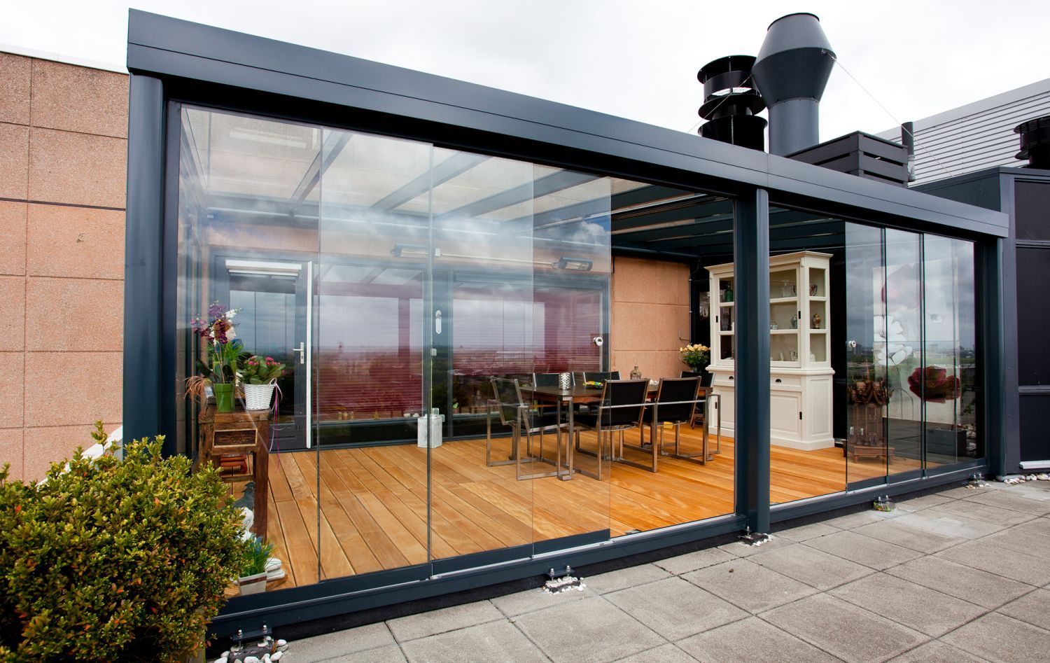 Современное безрамное раздвижное панорамное остекление: комфорт и эстетика