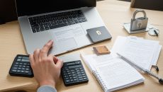 Как безопасно занять деньги онлайн: критерии выбора МФО и расчёт переплаты